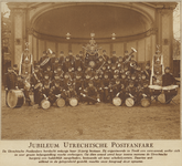 871730 Groepsportret van de leden van de Utrechtse Postfanfare 'Onder Ons', bij het 30-jarig jubileum van de vereniging ...